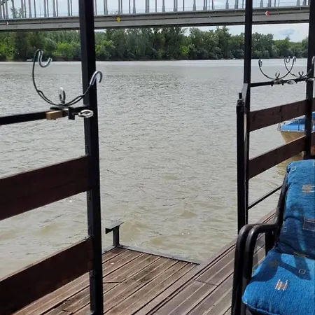 Splavtisa-titel Botel