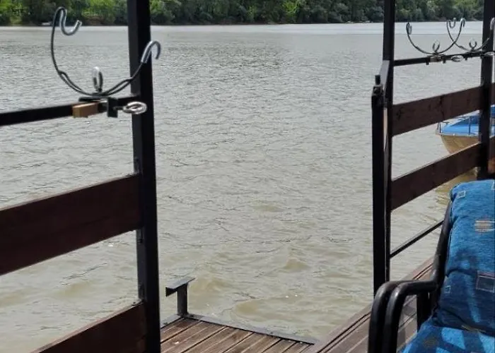 Splavtisa-titel Botel